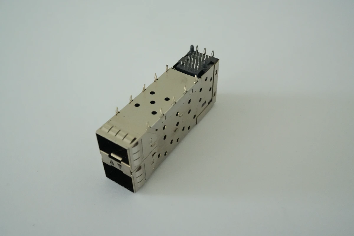 SFP+ 2X1 双端口笼子+连接器(带导光柱) 3