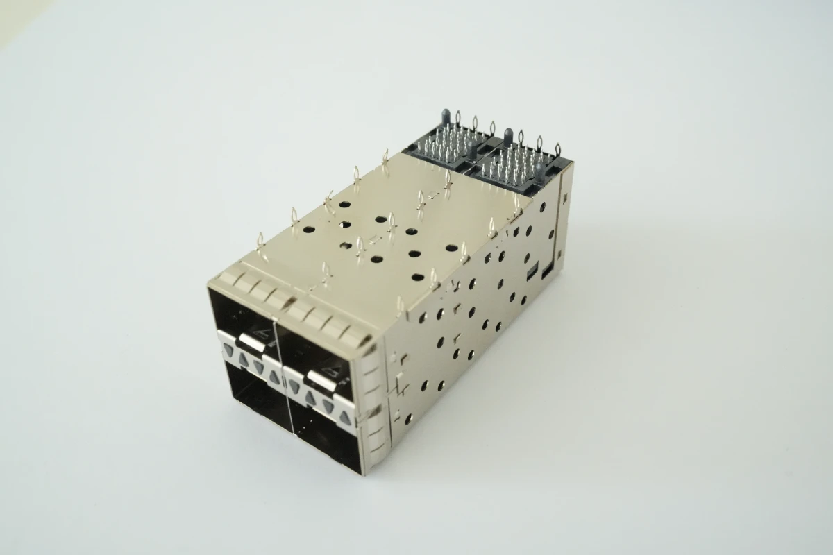 SFP+ 2×2四端口笼子连接器(带导光柱、弧形弹片) 2